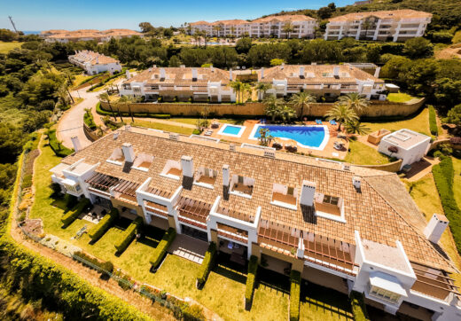 Elegancki północno-wschodni zwrócony, trzypokojowa kamienica w La Cala Golf, Mijas
