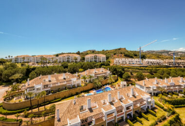 Elegancki północno-wschodni zwrócony, trzypokojowa kamienica w La Cala Golf, Mijas