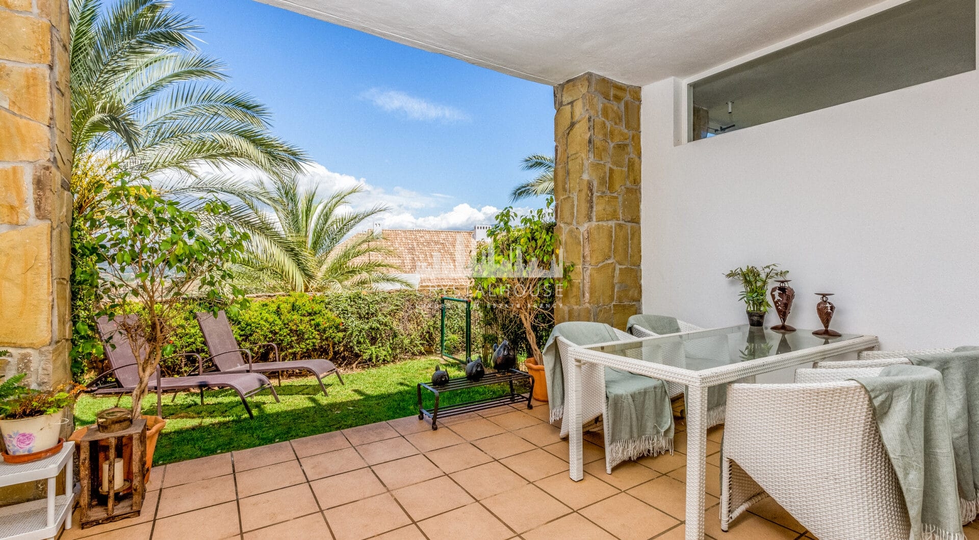 Elegancki północno-wschodni zwrócony, trzypokojowa kamienica w La Cala Golf, Mijas