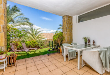 Elegancki północno-wschodni zwrócony, trzypokojowa kamienica w La Cala Golf, Mijas