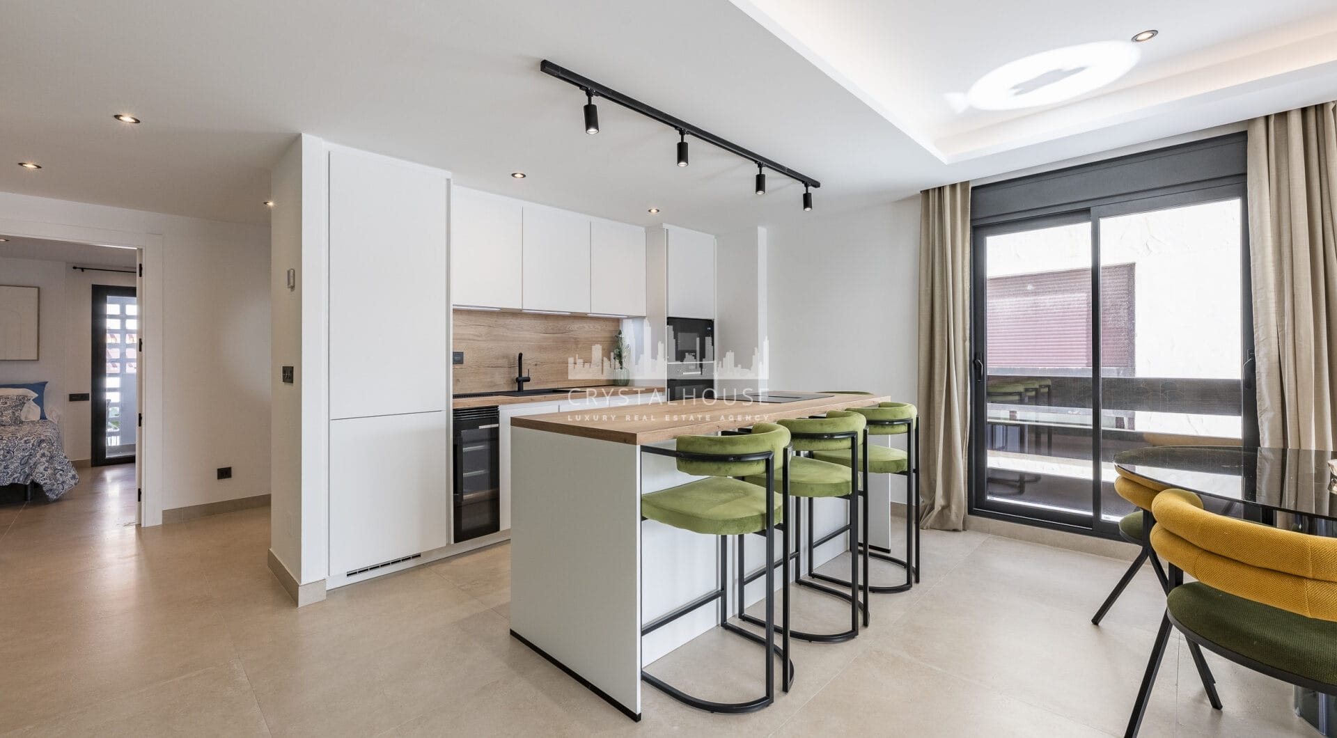 Pięknie odnowione trzypokojowe, apartament na wschód, położony w jednym z najbardziej pożądanych kompleksów w Nueva Andalucia, La Maestranza.