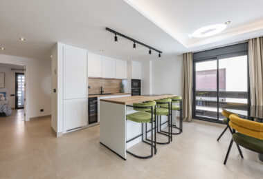 Pięknie odnowione trzypokojowe, apartament na wschód, położony w jednym z najbardziej pożądanych kompleksów w Nueva Andalucia, La Maestranza.
