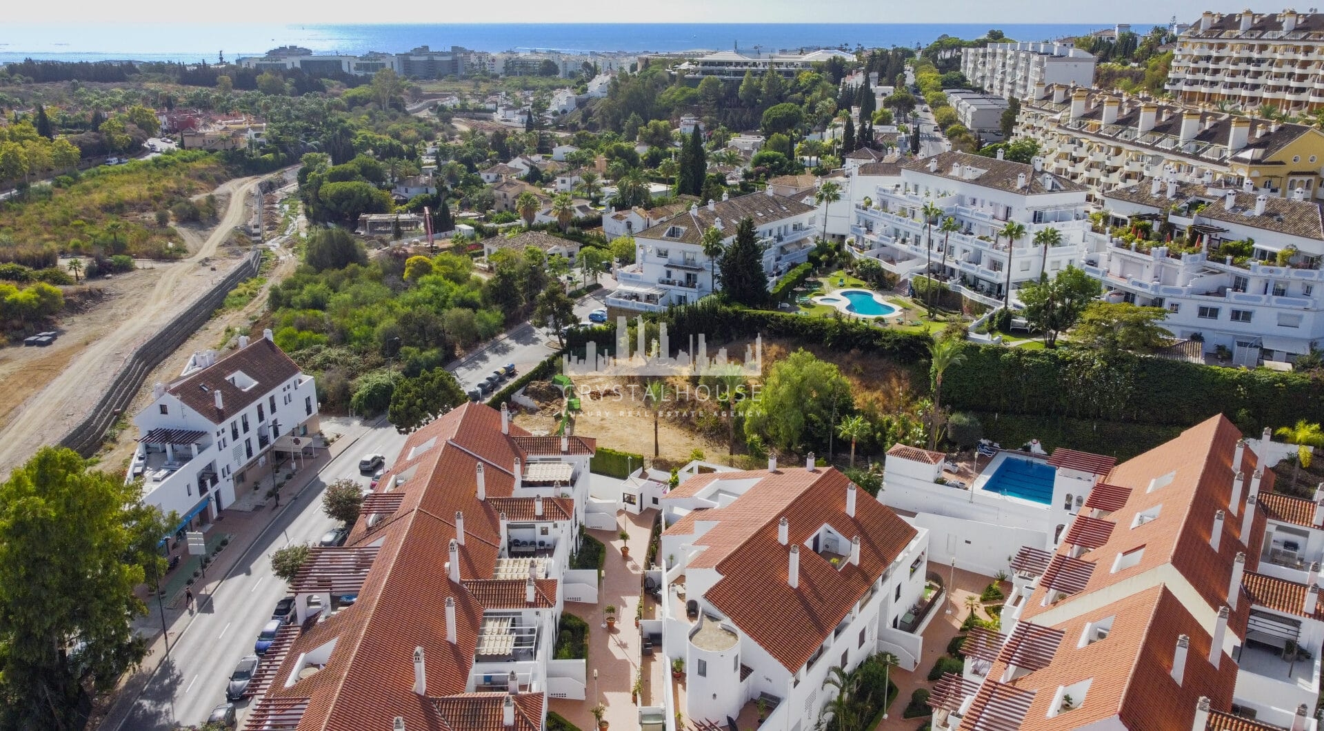Pięknie odnowione trzypokojowe, apartament na wschód, położony w jednym z najbardziej pożądanych kompleksów w Nueva Andalucia, La Maestranza.
