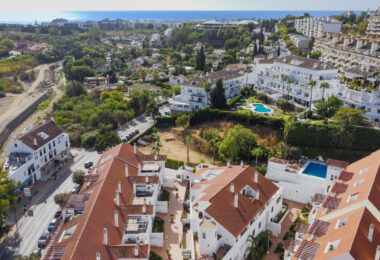 Pięknie odnowione trzypokojowe, apartament na wschód, położony w jednym z najbardziej pożądanych kompleksów w Nueva Andalucia, La Maestranza.