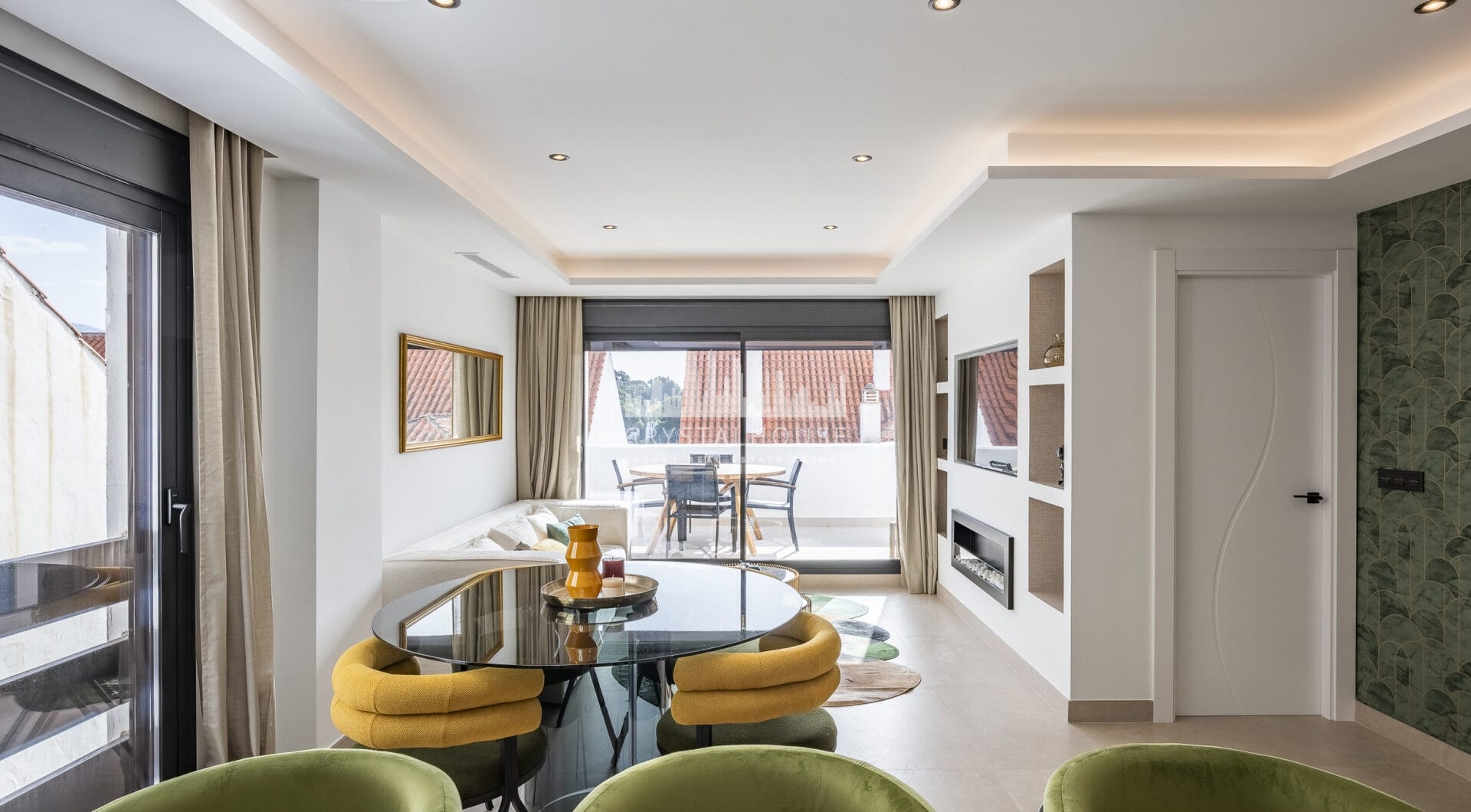 Pięknie odnowione trzypokojowe, apartament na wschód, położony w jednym z najbardziej pożądanych kompleksów w Nueva Andalucia, La Maestranza.