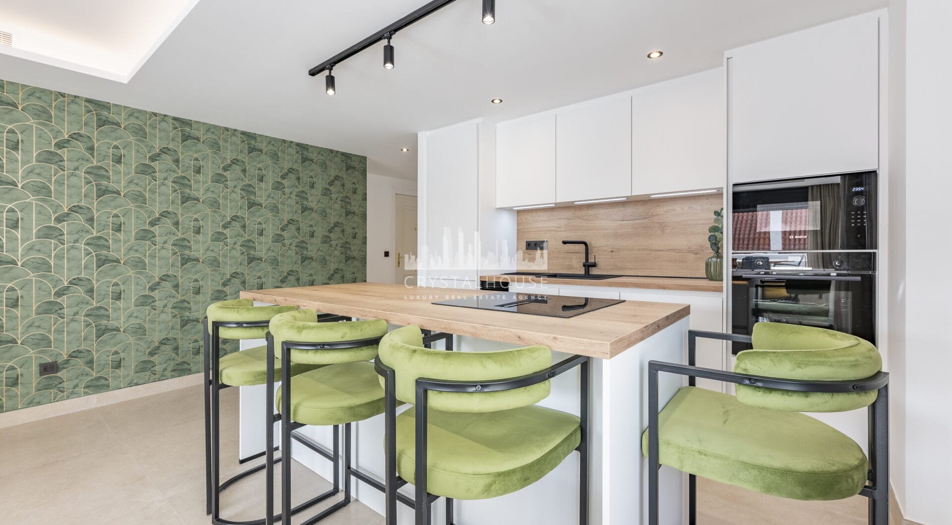 Pięknie odnowione trzypokojowe, apartament na wschód, położony w jednym z najbardziej pożądanych kompleksów w Nueva Andalucia, La Maestranza.