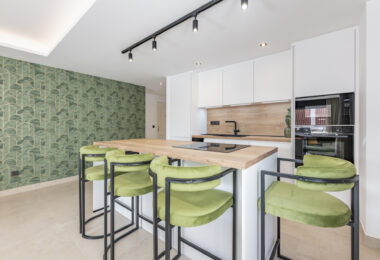 Pięknie odnowione trzypokojowe, apartament na wschód, położony w jednym z najbardziej pożądanych kompleksów w Nueva Andalucia, La Maestranza.