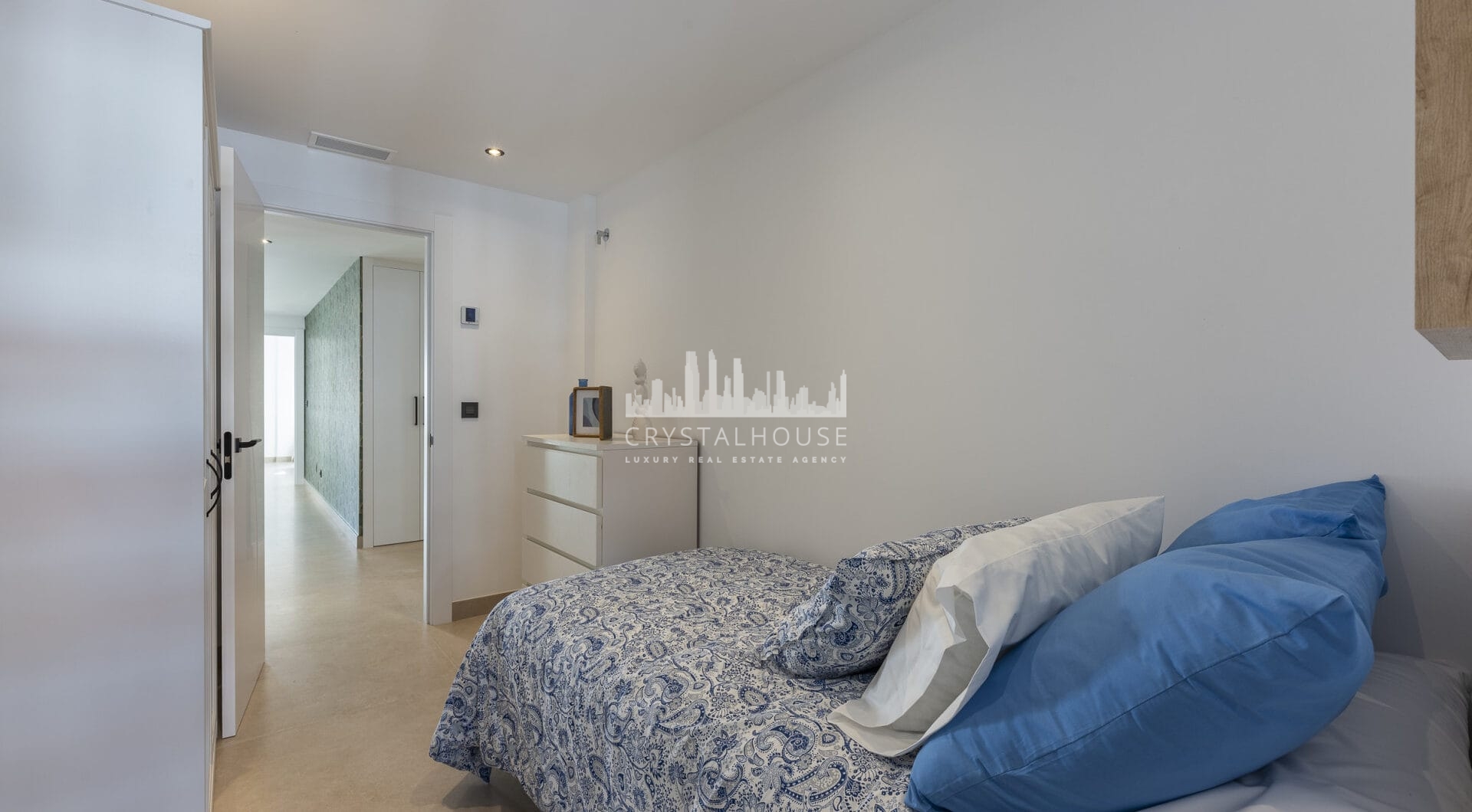 Pięknie odnowione trzypokojowe, apartament na wschód, położony w jednym z najbardziej pożądanych kompleksów w Nueva Andalucia, La Maestranza.