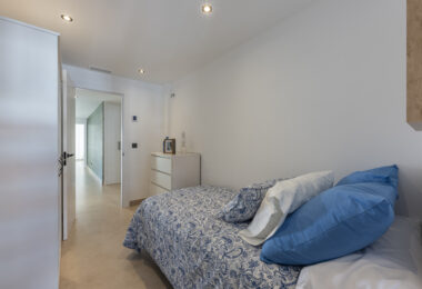 Pięknie odnowione trzypokojowe, apartament na wschód, położony w jednym z najbardziej pożądanych kompleksów w Nueva Andalucia, La Maestranza.
