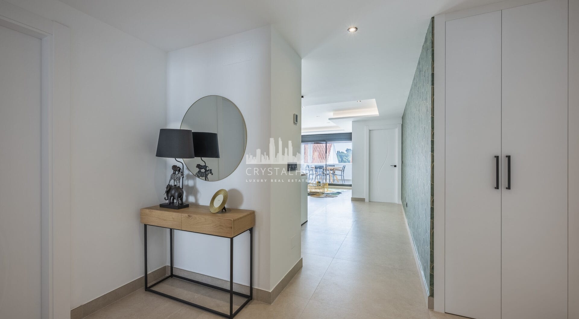 Pięknie odnowione trzypokojowe, apartament na wschód, położony w jednym z najbardziej pożądanych kompleksów w Nueva Andalucia, La Maestranza.
