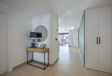 Pięknie odnowione trzypokojowe, apartament na wschód, położony w jednym z najbardziej pożądanych kompleksów w Nueva Andalucia, La Maestranza.