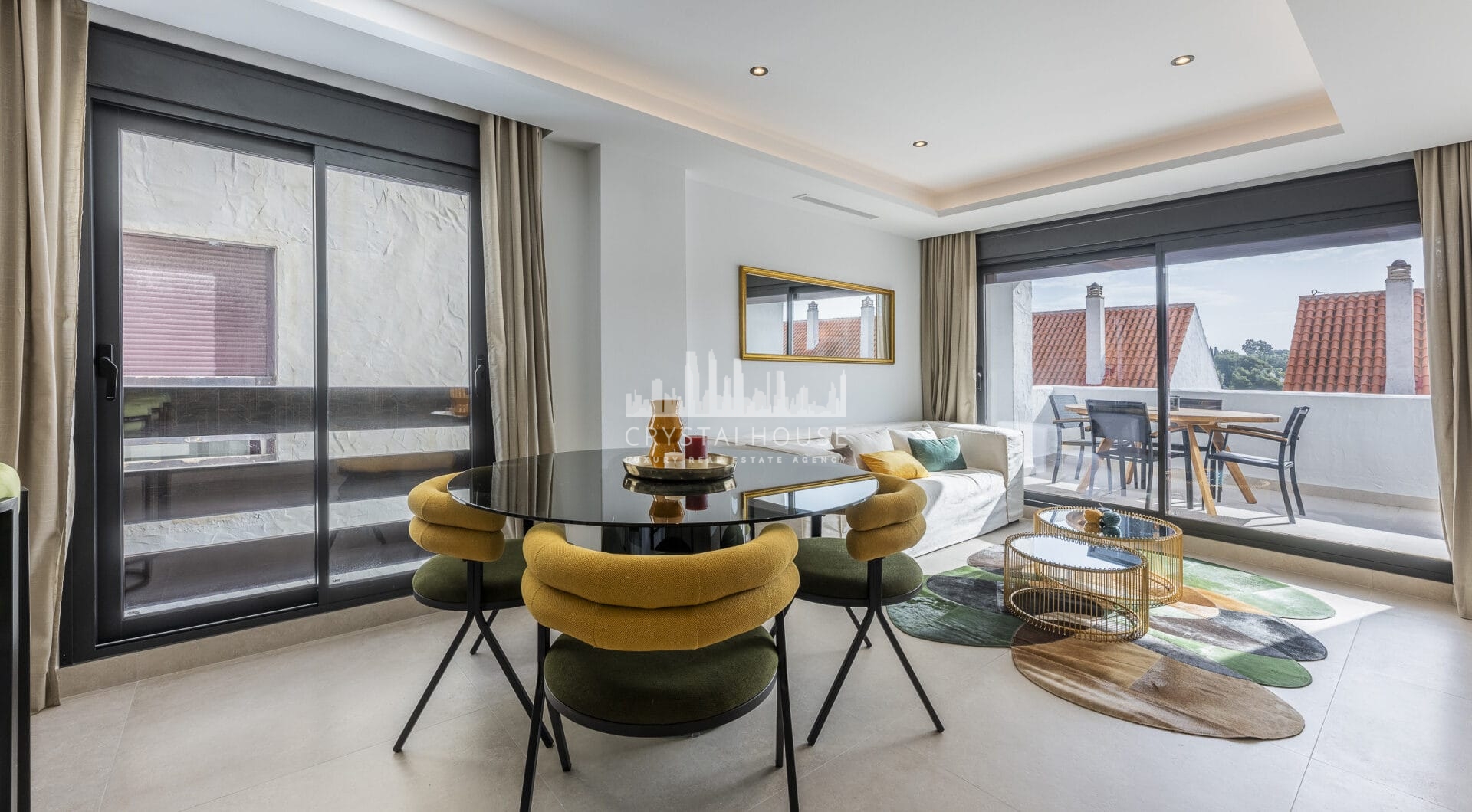Pięknie odnowione trzypokojowe, apartament na wschód, położony w jednym z najbardziej pożądanych kompleksów w Nueva Andalucia, La Maestranza.