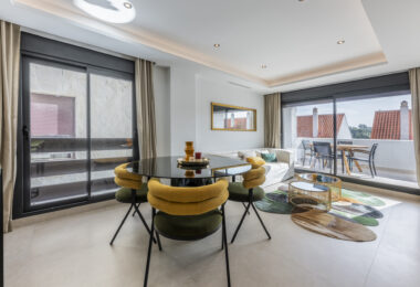 Pięknie odnowione trzypokojowe, apartament na wschód, położony w jednym z najbardziej pożądanych kompleksów w Nueva Andalucia, La Maestranza.