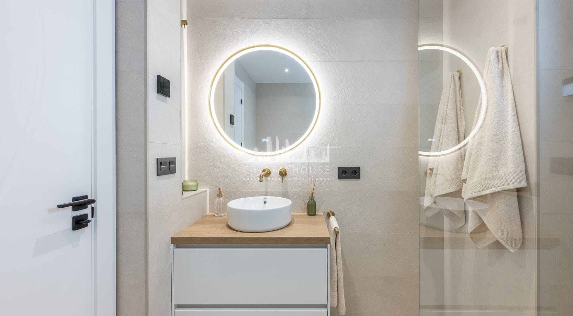 Pięknie odnowione trzypokojowe, apartament na wschód, położony w jednym z najbardziej pożądanych kompleksów w Nueva Andalucia, La Maestranza.