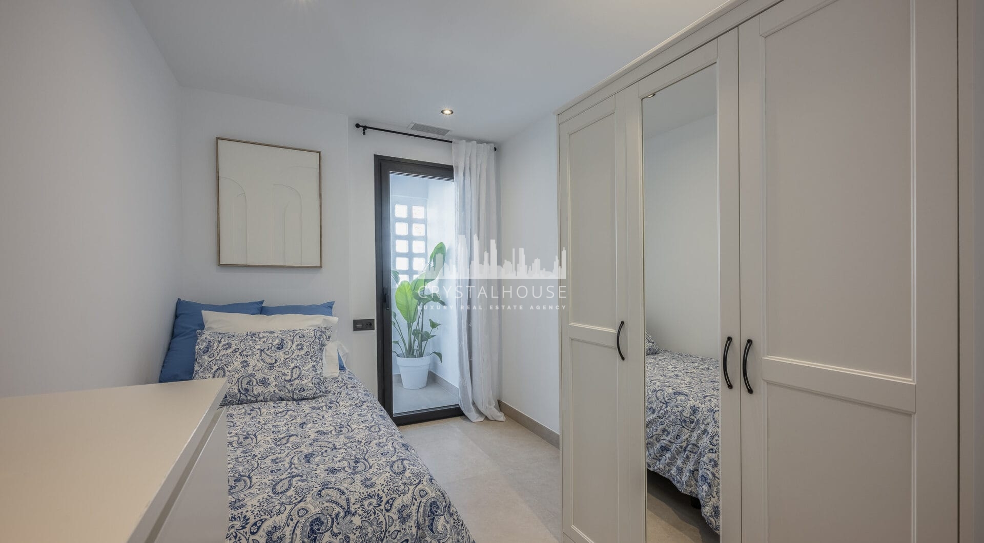 Pięknie odnowione trzypokojowe, apartament na wschód, położony w jednym z najbardziej pożądanych kompleksów w Nueva Andalucia, La Maestranza.
