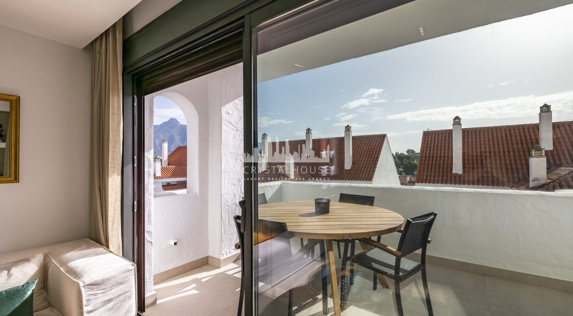 Pięknie odnowione trzypokojowe, apartament na wschód, położony w jednym z najbardziej pożądanych kompleksów w Nueva Andalucia, La Maestranza.