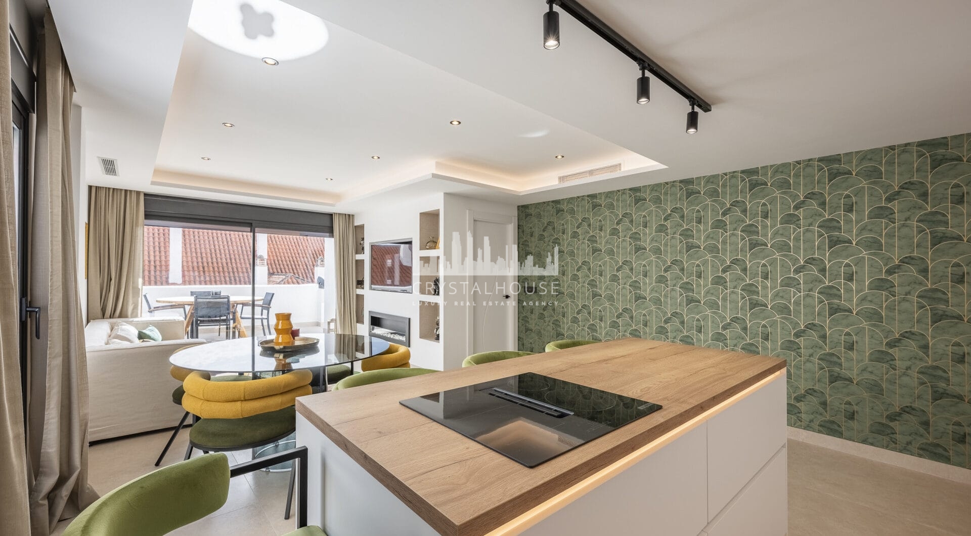 Pięknie odnowione trzypokojowe, apartament na wschód, położony w jednym z najbardziej pożądanych kompleksów w Nueva Andalucia, La Maestranza.