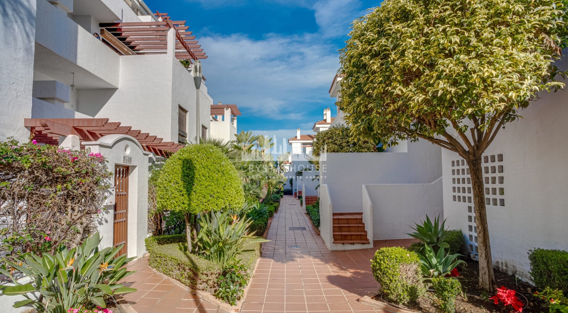 Pięknie odnowione trzypokojowe, apartament na wschód, położony w jednym z najbardziej pożądanych kompleksów w Nueva Andalucia, La Maestranza.