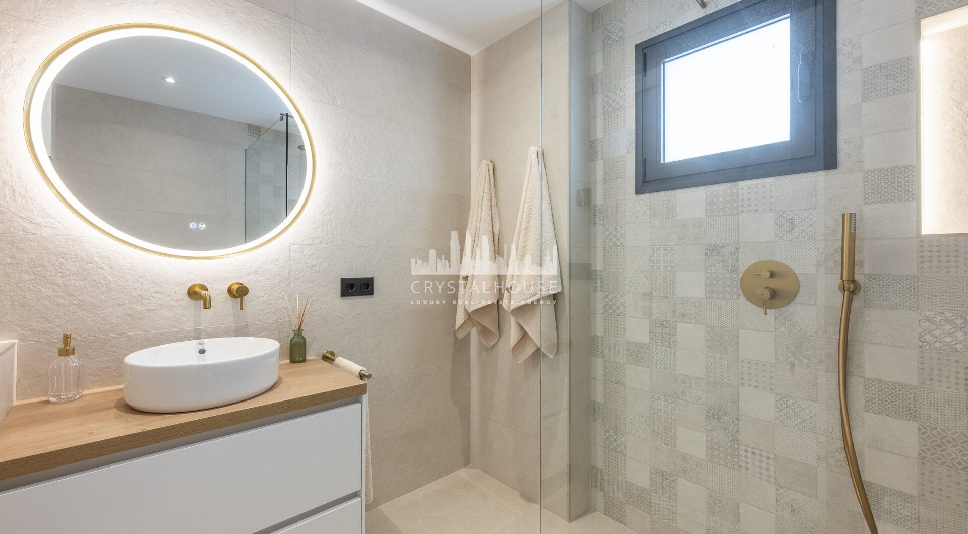 Pięknie odnowione trzypokojowe, apartament na wschód, położony w jednym z najbardziej pożądanych kompleksów w Nueva Andalucia, La Maestranza.