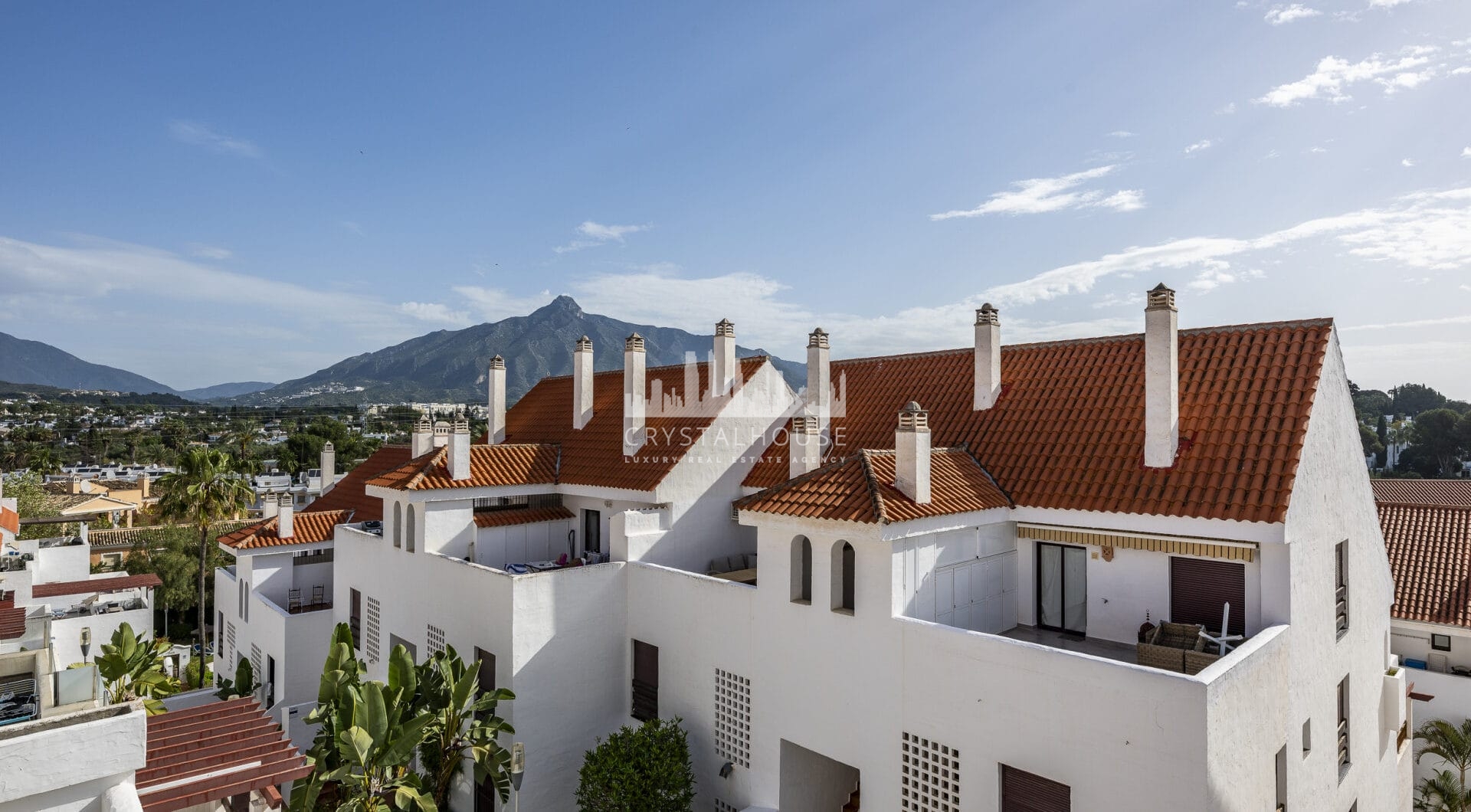 Pięknie odnowione trzypokojowe, apartament na wschód, położony w jednym z najbardziej pożądanych kompleksów w Nueva Andalucia, La Maestranza.