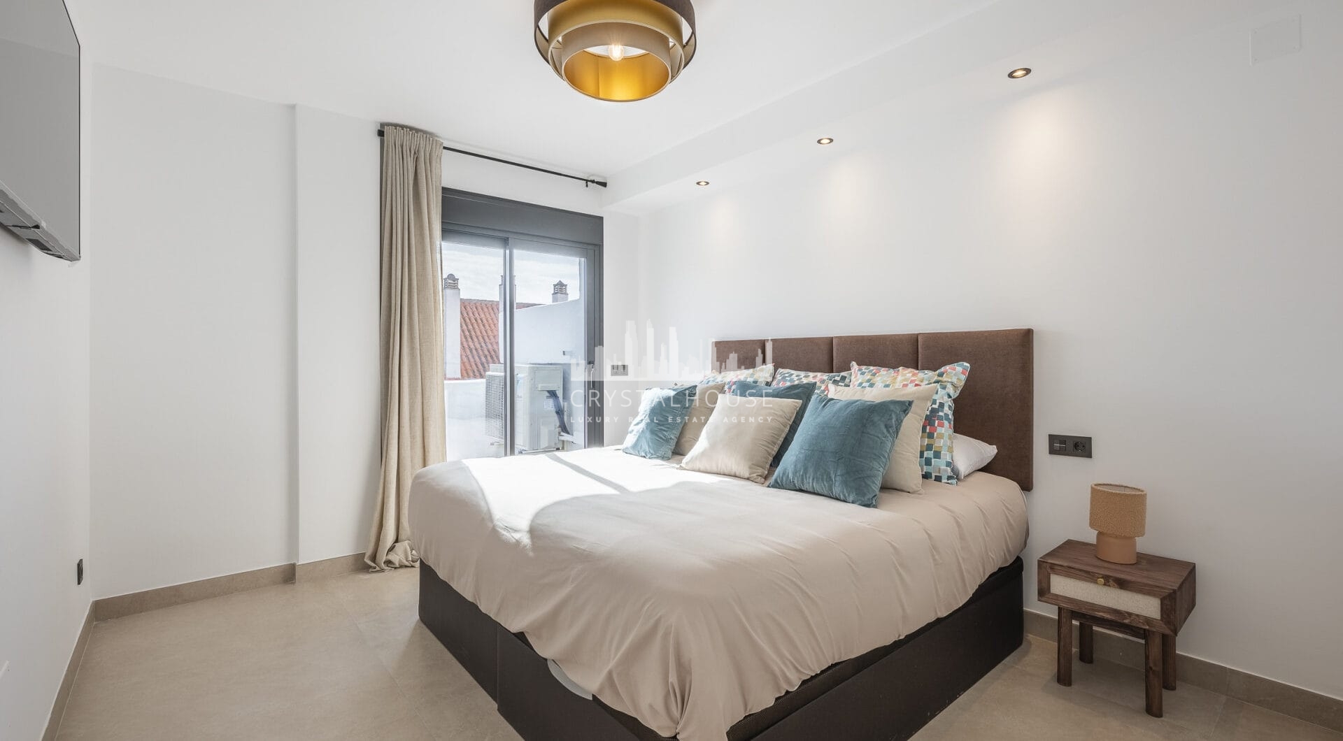 Pięknie odnowione trzypokojowe, apartament na wschód, położony w jednym z najbardziej pożądanych kompleksów w Nueva Andalucia, La Maestranza.