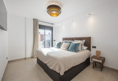 Pięknie odnowione trzypokojowe, apartament na wschód, położony w jednym z najbardziej pożądanych kompleksów w Nueva Andalucia, La Maestranza.