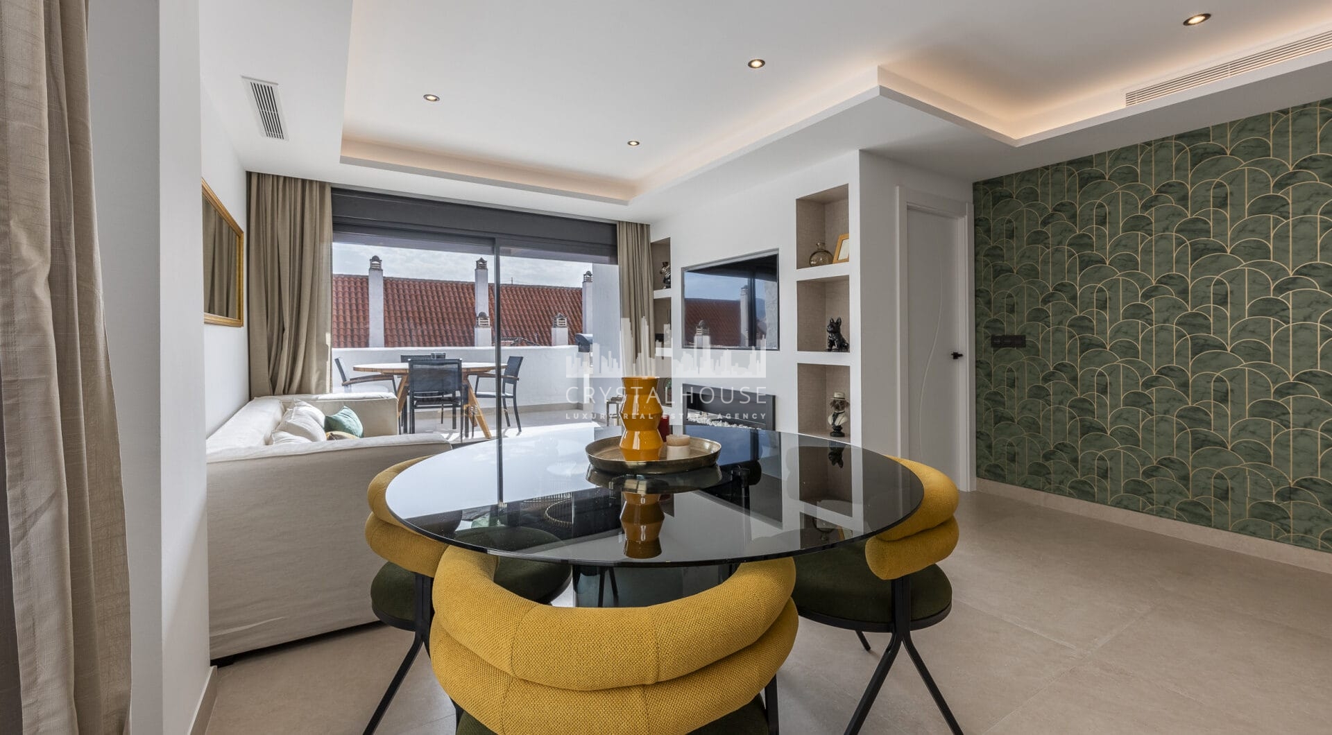 Pięknie odnowione trzypokojowe, apartament na wschód, położony w jednym z najbardziej pożądanych kompleksów w Nueva Andalucia, La Maestranza.