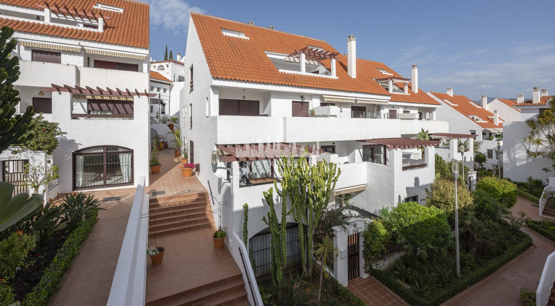 Pięknie odnowione trzypokojowe, apartament na wschód, położony w jednym z najbardziej pożądanych kompleksów w Nueva Andalucia, La Maestranza.
