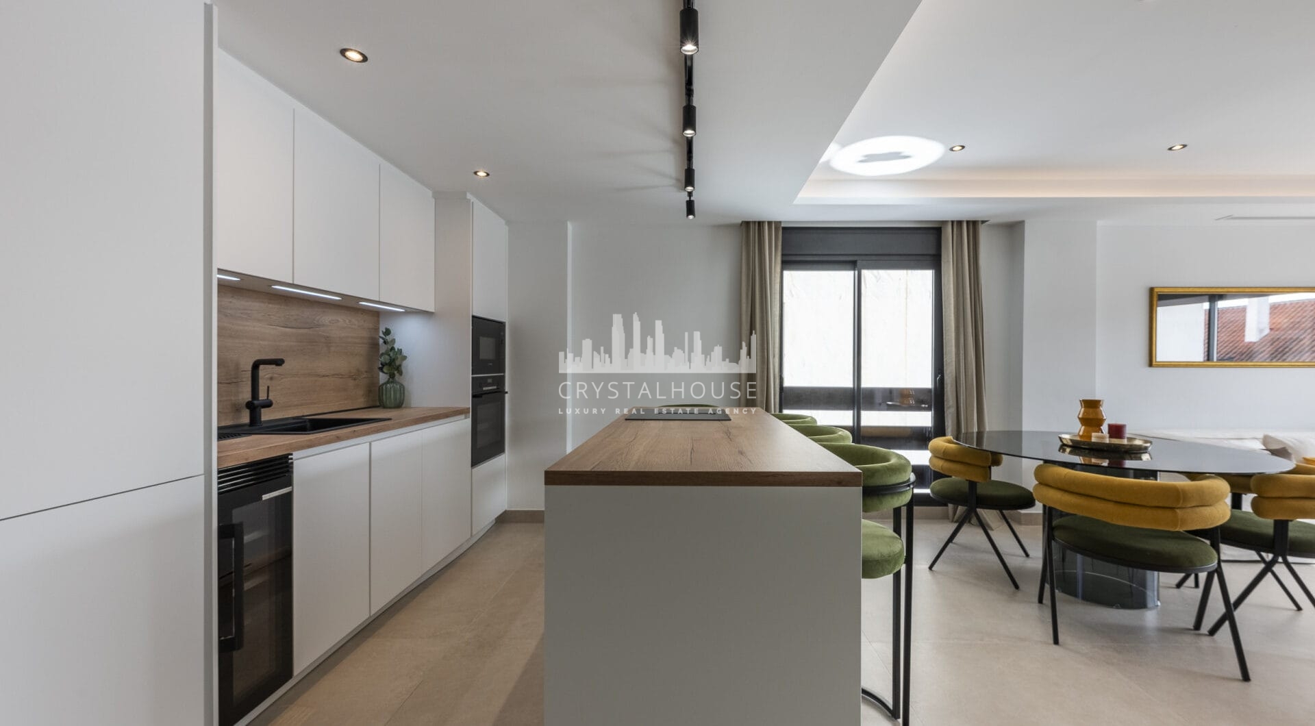 Pięknie odnowione trzypokojowe, apartament na wschód, położony w jednym z najbardziej pożądanych kompleksów w Nueva Andalucia, La Maestranza.