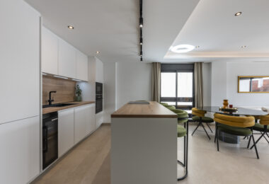 Pięknie odnowione trzypokojowe, apartament na wschód, położony w jednym z najbardziej pożądanych kompleksów w Nueva Andalucia, La Maestranza.