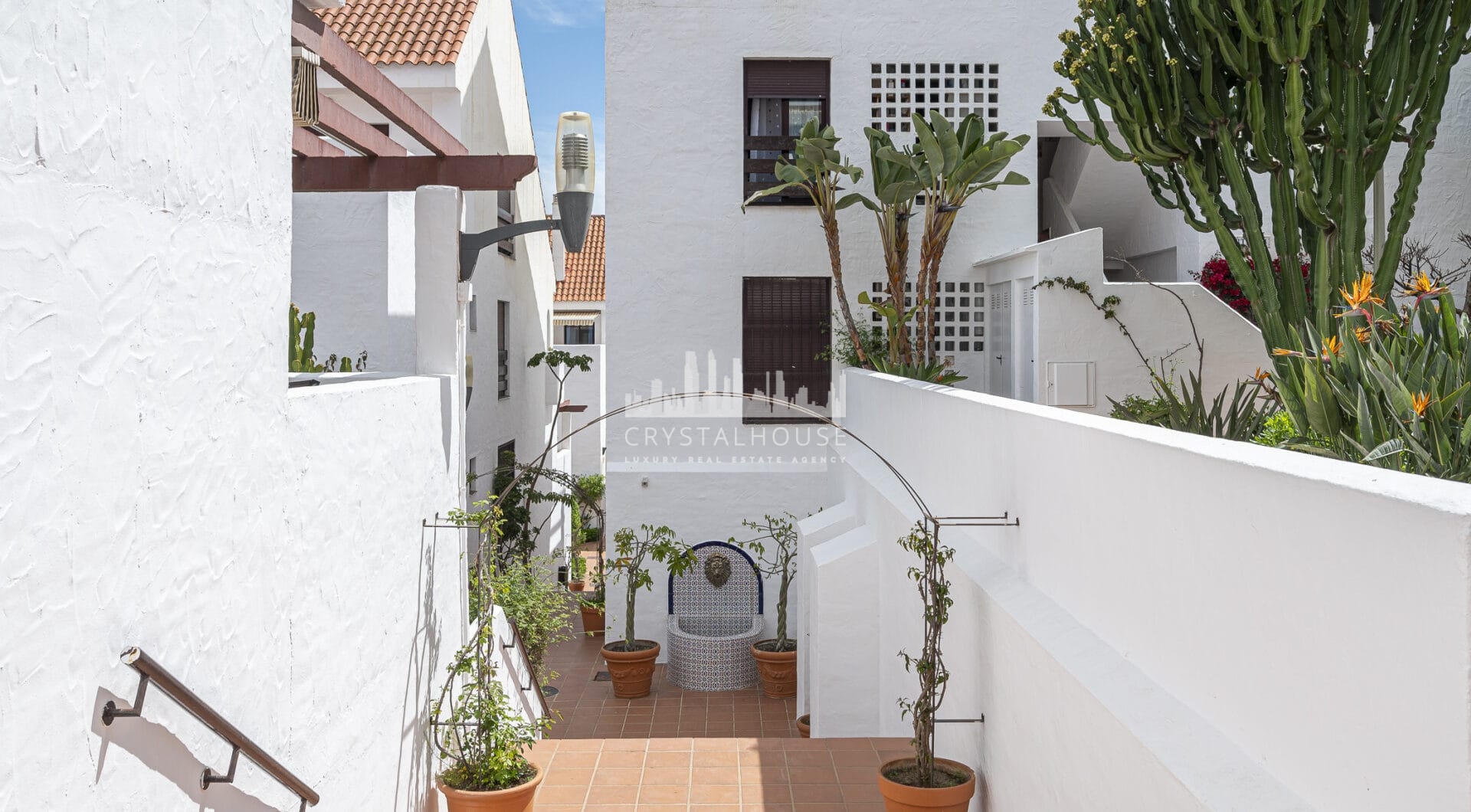Pięknie odnowione trzypokojowe, apartament na wschód, położony w jednym z najbardziej pożądanych kompleksów w Nueva Andalucia, La Maestranza.