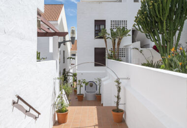 Pięknie odnowione trzypokojowe, apartament na wschód, położony w jednym z najbardziej pożądanych kompleksów w Nueva Andalucia, La Maestranza.