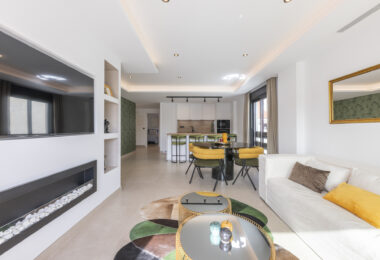 Pięknie odnowione trzypokojowe, apartament na wschód, położony w jednym z najbardziej pożądanych kompleksów w Nueva Andalucia, La Maestranza.