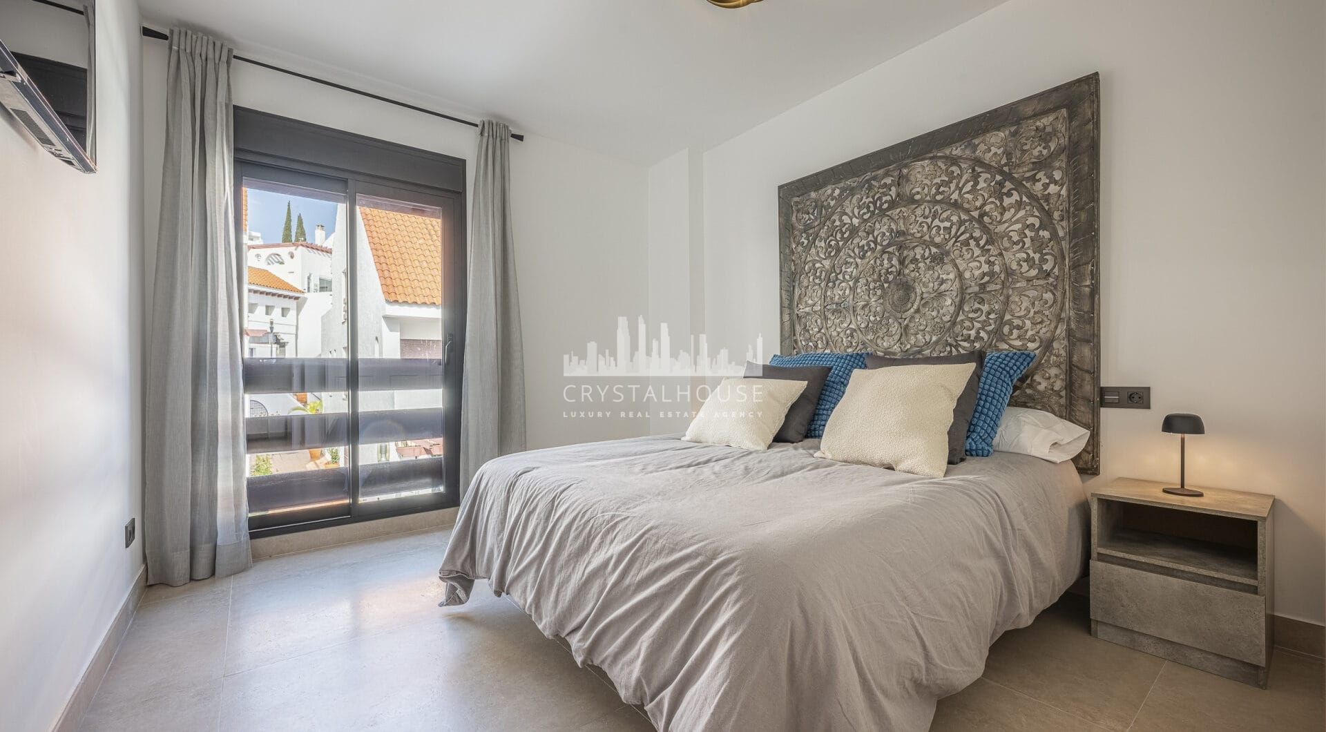 Pięknie odnowione trzypokojowe, apartament na wschód, położony w jednym z najbardziej pożądanych kompleksów w Nueva Andalucia, La Maestranza.