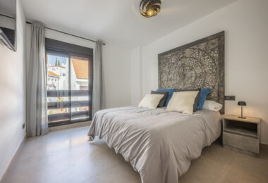 Pięknie odnowione trzypokojowe, apartament na wschód, położony w jednym z najbardziej pożądanych kompleksów w Nueva Andalucia, La Maestranza.