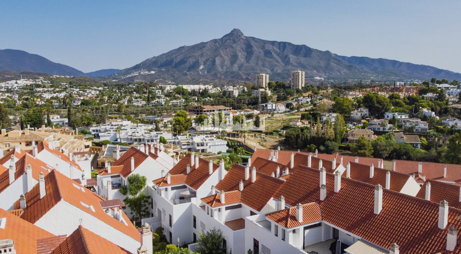 Pięknie odnowione trzypokojowe, apartament na wschód, położony w jednym z najbardziej pożądanych kompleksów w Nueva Andalucia, La Maestranza.