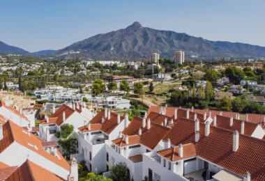Pięknie odnowione trzypokojowe, apartament na wschód, położony w jednym z najbardziej pożądanych kompleksów w Nueva Andalucia, La Maestranza.