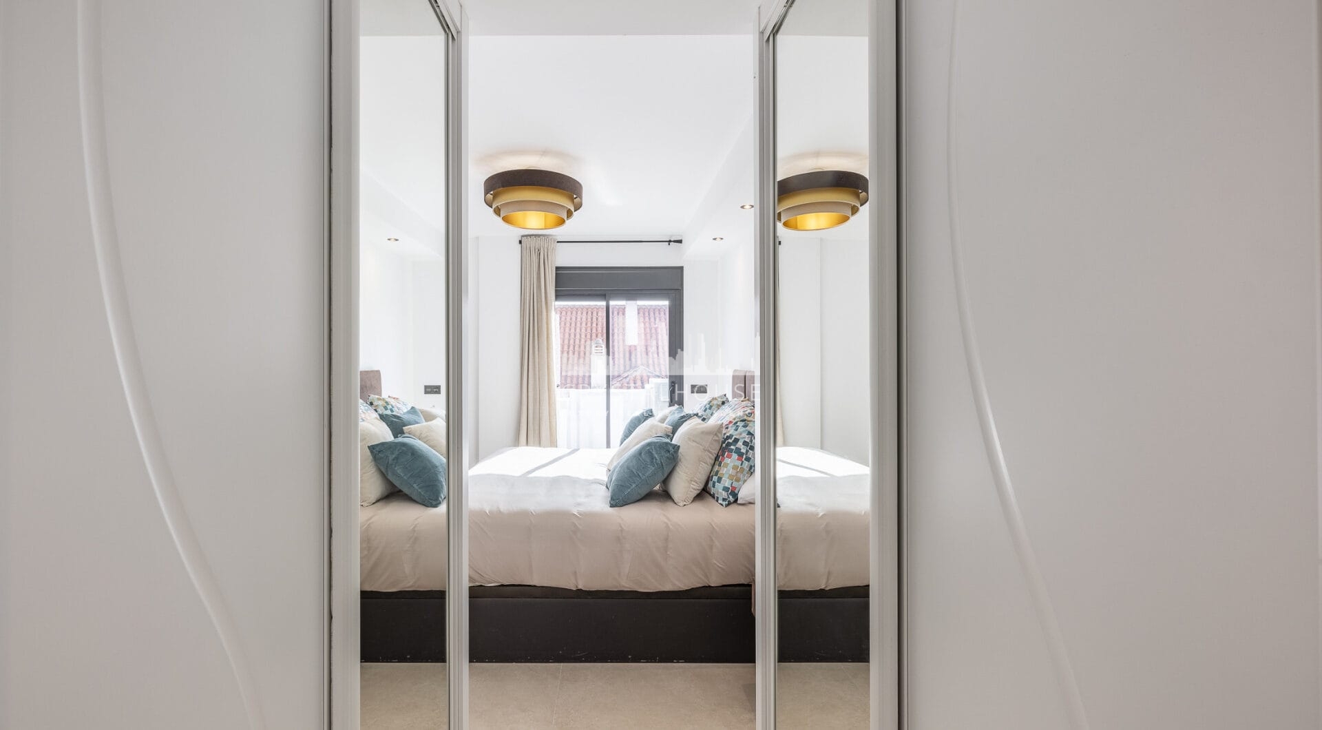 Pięknie odnowione trzypokojowe, apartament na wschód, położony w jednym z najbardziej pożądanych kompleksów w Nueva Andalucia, La Maestranza.
