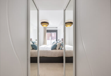 Pięknie odnowione trzypokojowe, apartament na wschód, położony w jednym z najbardziej pożądanych kompleksów w Nueva Andalucia, La Maestranza.