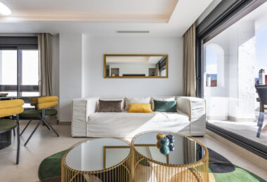 Pięknie odnowione trzypokojowe, apartament na wschód, położony w jednym z najbardziej pożądanych kompleksów w Nueva Andalucia, La Maestranza.