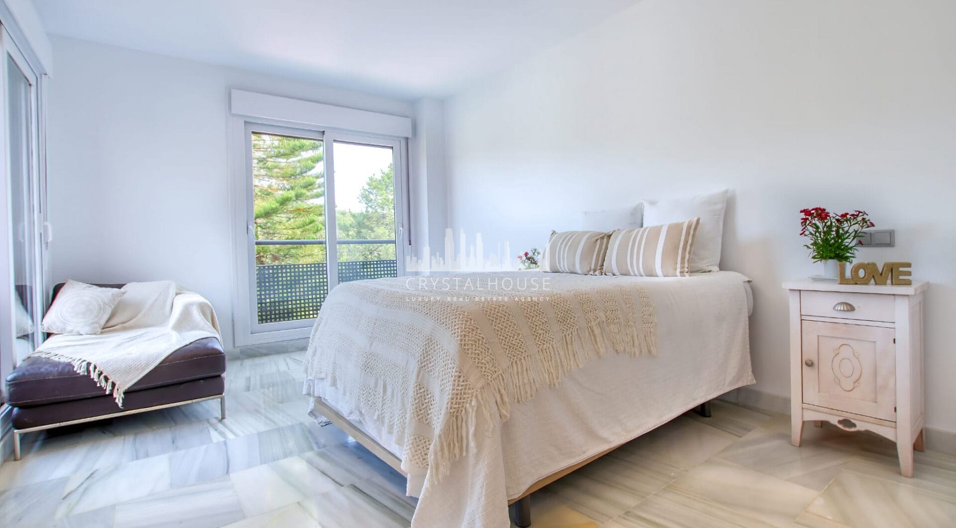 Przestronne East- Twarzą do trzech sypialni Villa z prywatnym basenem i apartamentem gościnnym w Benahavís