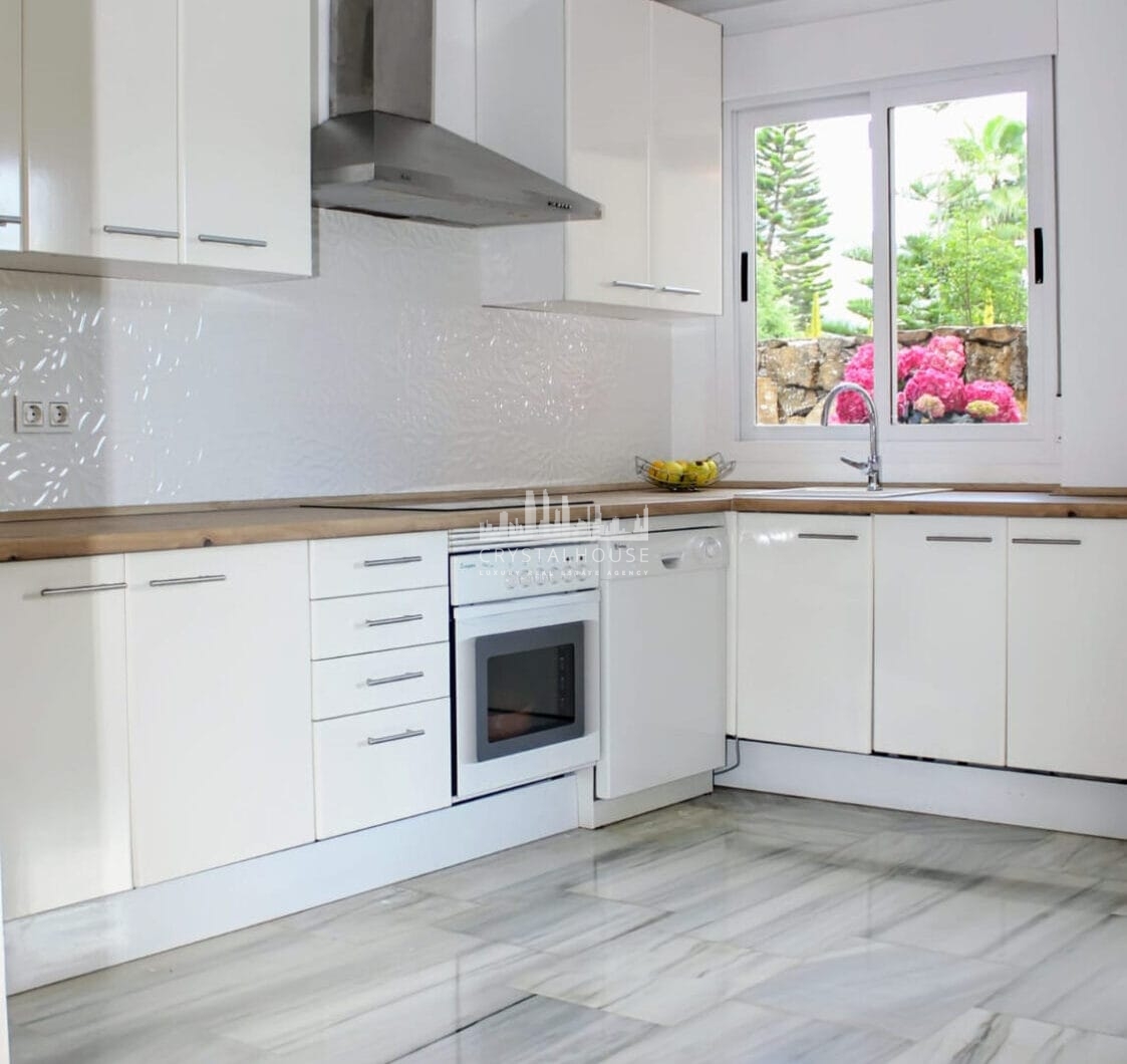 Przestronne East- Twarzą do trzech sypialni Villa z prywatnym basenem i apartamentem gościnnym w Benahavís