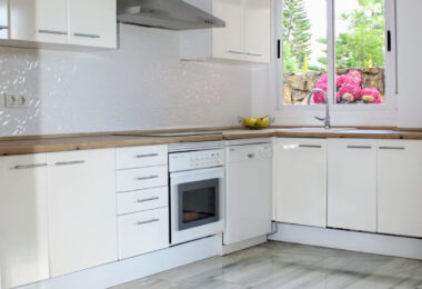 Przestronne East- Twarzą do trzech sypialni Villa z prywatnym basenem i apartamentem gościnnym w Benahavís