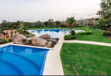 Przestronne East- Twarzą do trzech sypialni Villa z prywatnym basenem i apartamentem gościnnym w Benahavís