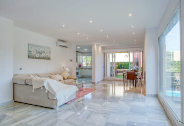 Przestronne East- Twarzą do trzech sypialni Villa z prywatnym basenem i apartamentem gościnnym w Benahavís