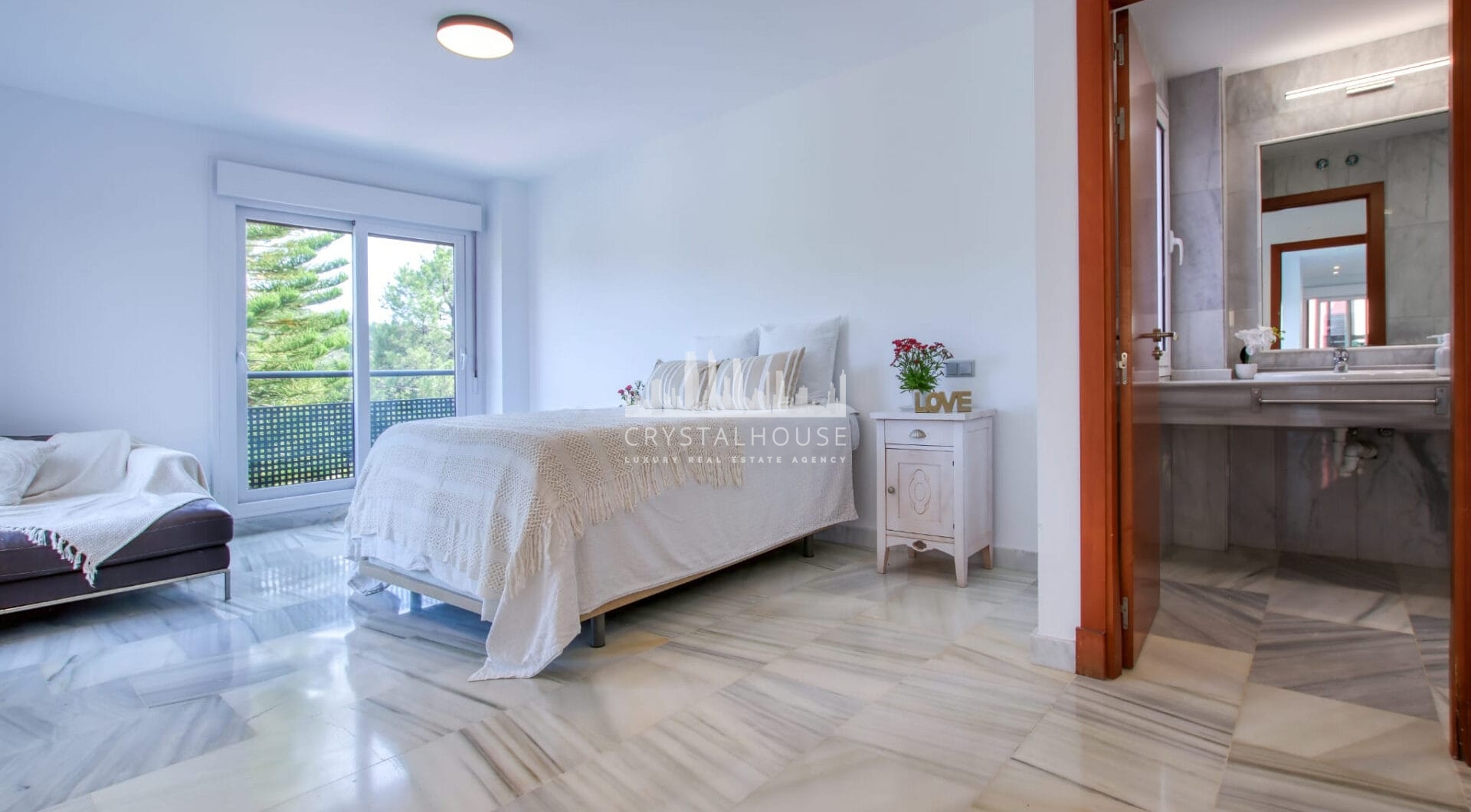 Przestronne East- Twarzą do trzech sypialni Villa z prywatnym basenem i apartamentem gościnnym w Benahavís