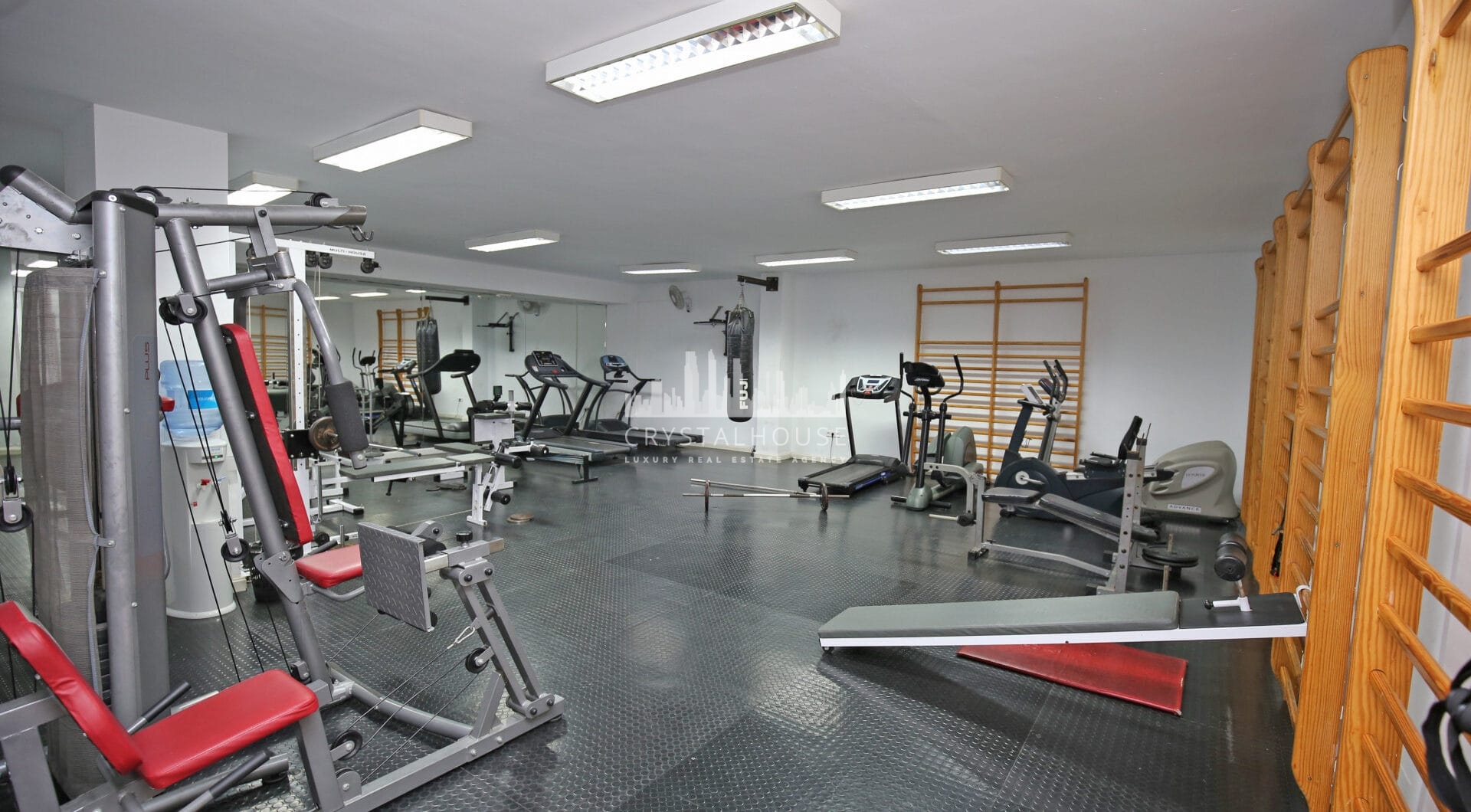 Imponujące trzy sypialnie, na południe do dwupoziomowego penthouse w dobrze znanej i strzeżonej społeczności Marbella Real