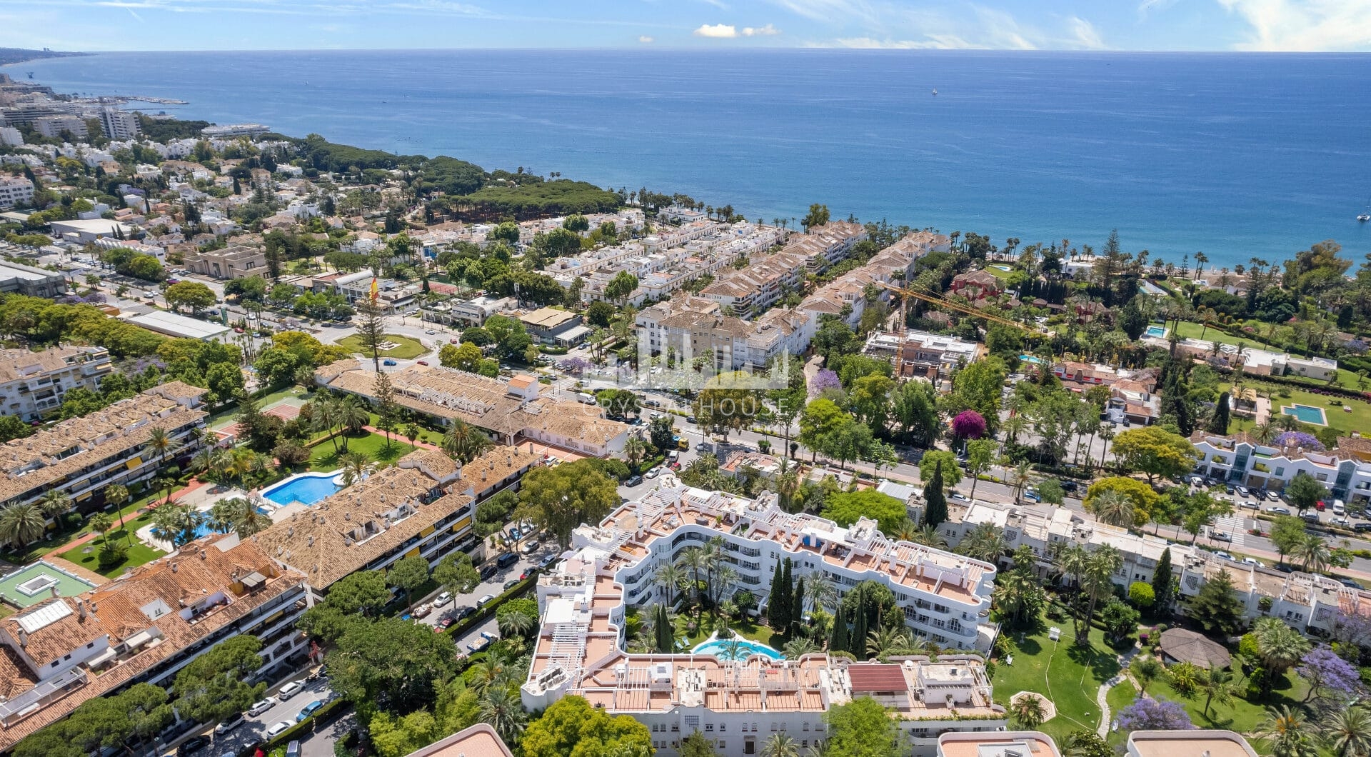 Imponujące trzy sypialnie, na południe do dwupoziomowego penthouse w dobrze znanej i strzeżonej społeczności Marbella Real