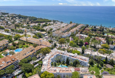 Imponujące trzy sypialnie, na południe do dwupoziomowego penthouse w dobrze znanej i strzeżonej społeczności Marbella Real