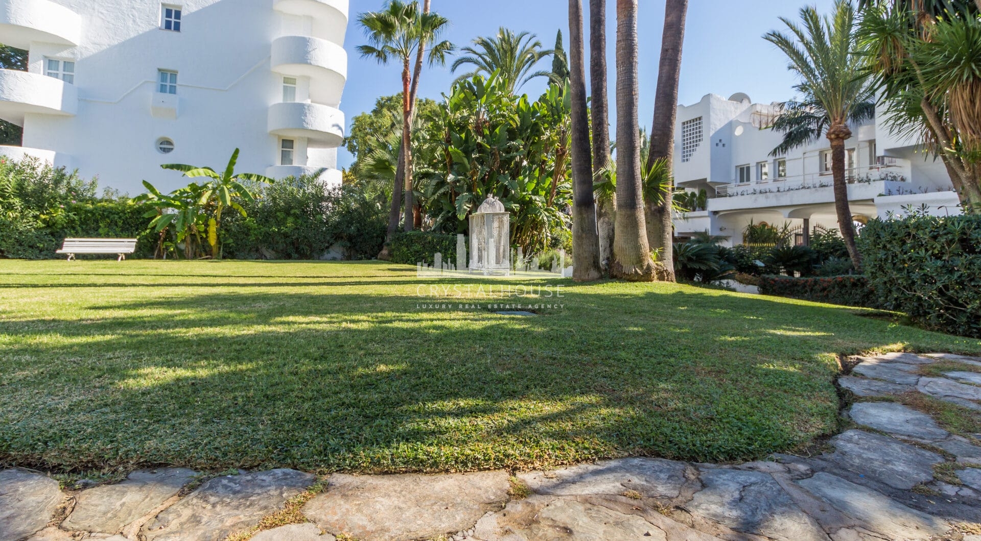 Imponujące trzy sypialnie, na południe do dwupoziomowego penthouse w dobrze znanej i strzeżonej społeczności Marbella Real